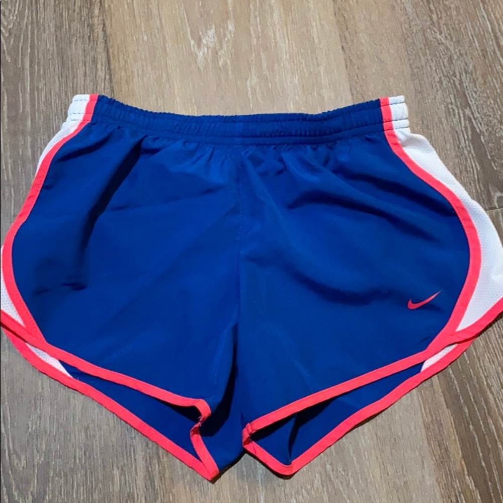 Nike shorts size child Small